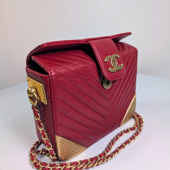 Chanel Red Chevron “Metiers d’Art Paris-Cosmopolite" Small Bag - Picture 16 of 16